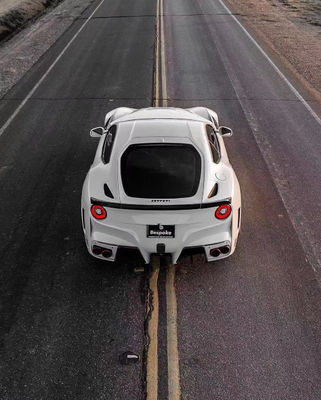 Για τη Ferrari F12 Carbon Fiber Body Kit Η F12 αναβαθμίζει το στυλ SVR με τα εμπρόσθια και τα πίσω προφυλακτήρια με τα φτερά της κουκούλας.