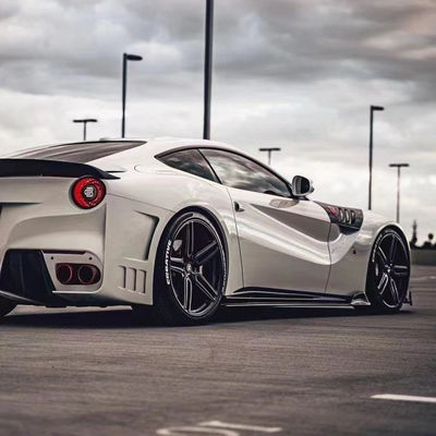 Για τη Ferrari F12 Carbon Fiber Body Kit Η F12 αναβαθμίζει το στυλ SVR με τα εμπρόσθια και τα πίσω προφυλακτήρια με τα φτερά της κουκούλας.