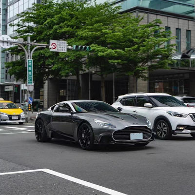 DB11 Aston Martin Body Kit Προσαρμοσμένο χρώμα καπό από ανθρακονήματα